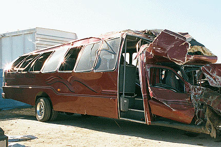 В столкновении грузовика и автобуса пострадал 31 американец