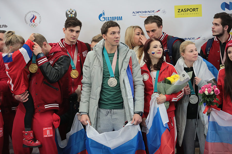 Фигуристы Дмитрий Соловьев и Екатерина Боброва (в центре)