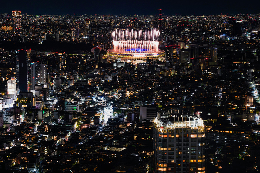 Салют над Национальным стадионом в Токио во время церемонии закрытия Олимпийских игр