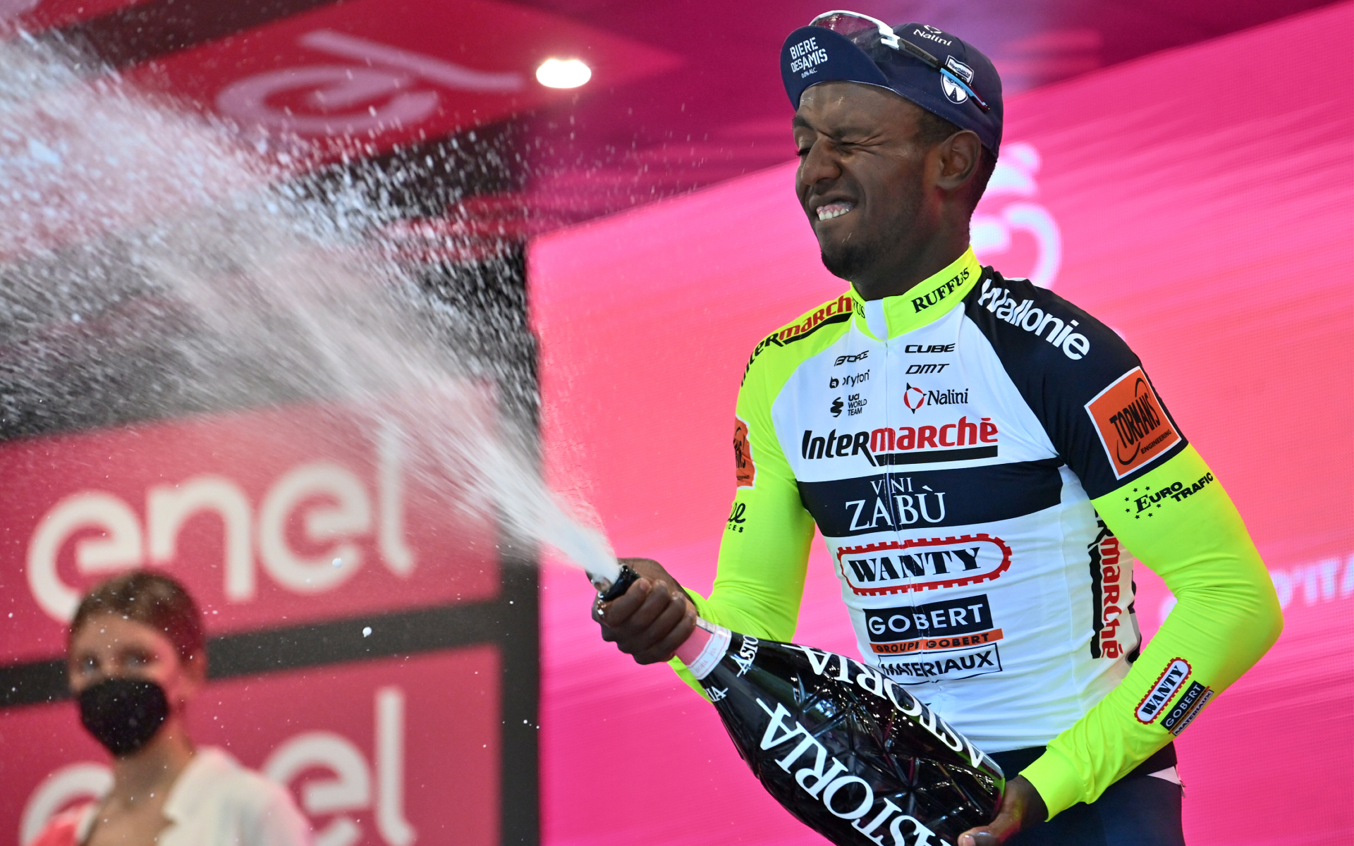 Чемпион этапа покинул «Джиро» из-за попавшей в глаз пробки от шампанского