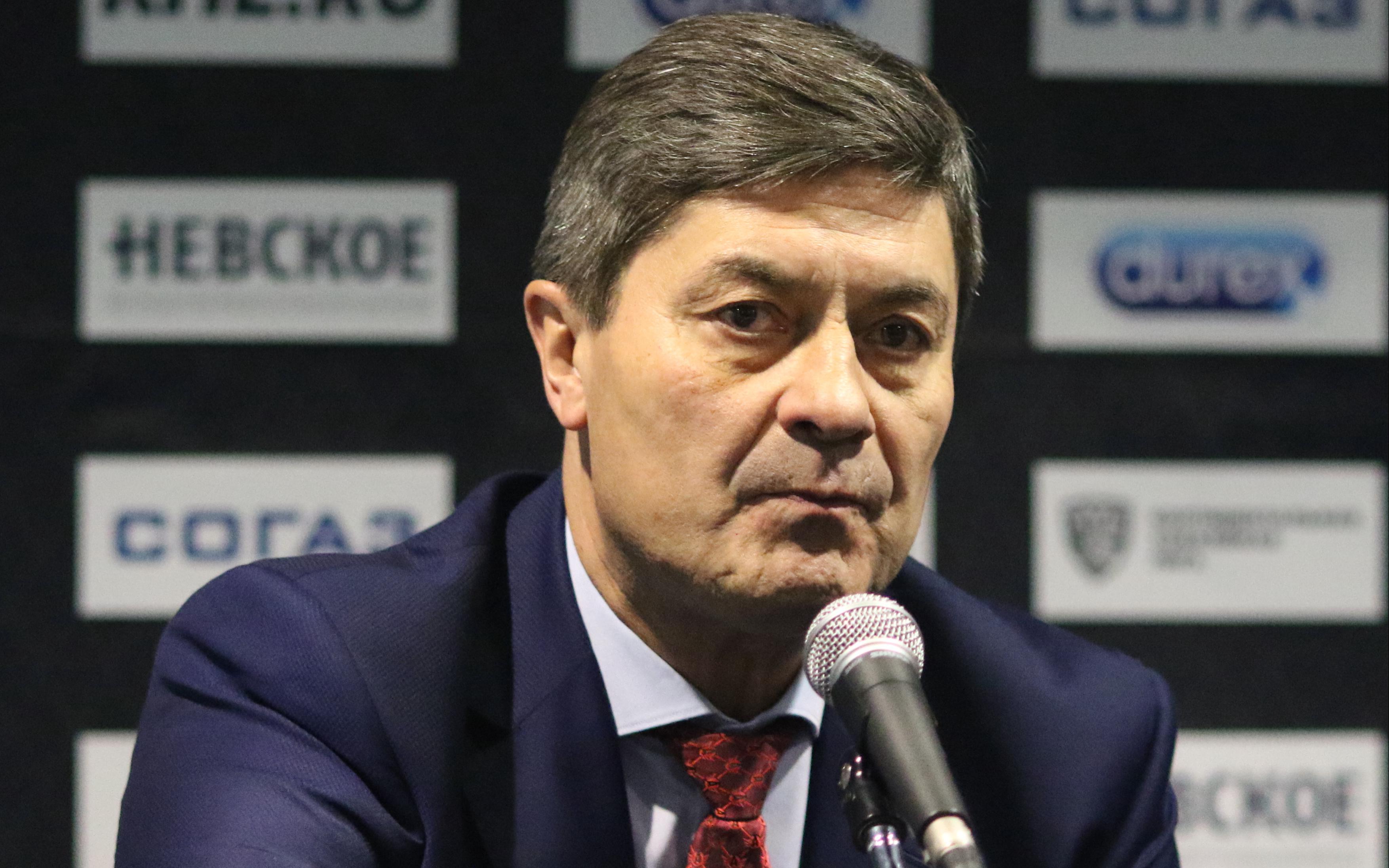 КХЛ оштрафовала тренера «Сибири» за неприличный жест во время матча