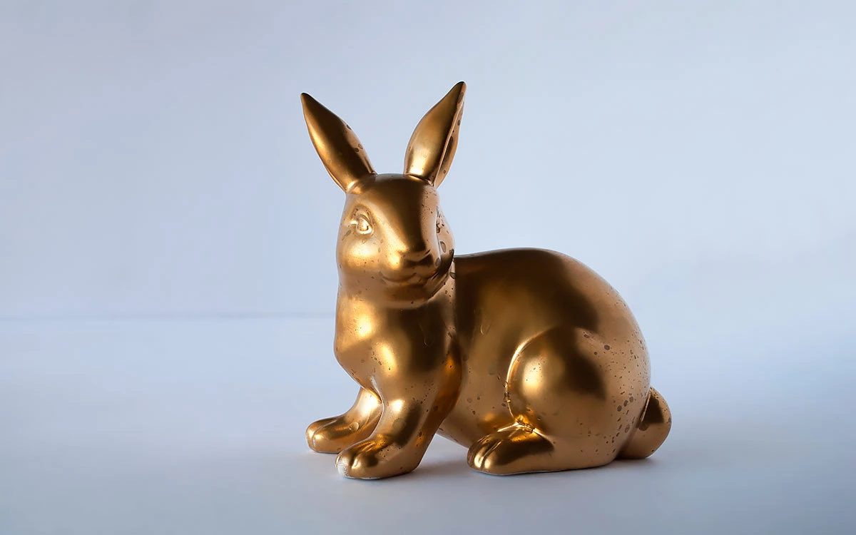 Считается, что золотая статуэтка кролика «привлекает» деньги в дом