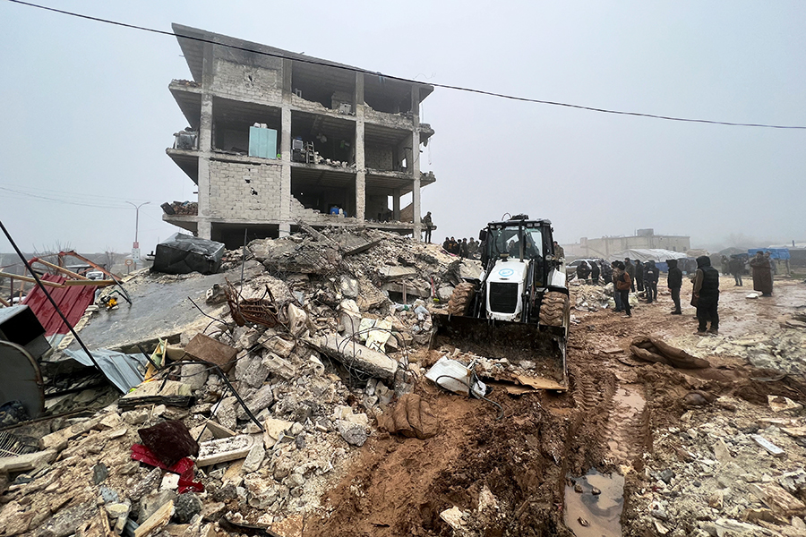 Последствия землетрясения в сирийском Джандарисе.

Как рассказал агентству Sana глава Национального центра сейсмологии Сирии Раед Ахмед, землетрясение было самым сильным с 1995 года, с которого центр ведет наблюдения