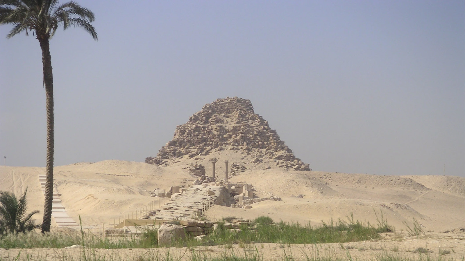<p>Пирамида&nbsp;Сахура в Абусире</p>