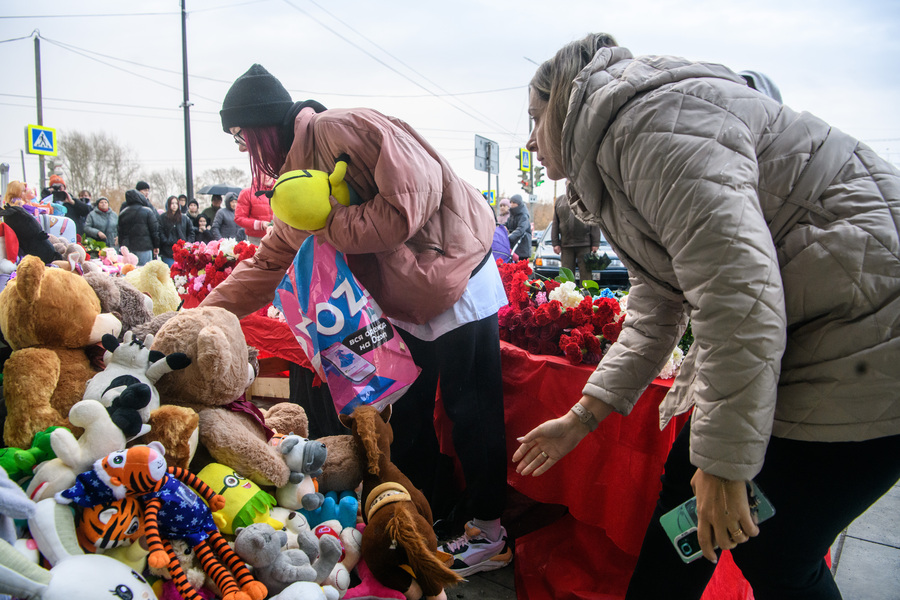 Стихийный мемориал на месте гибели в ДТП двух девочек, которых сбил пьяный водитель, Ревда, 8 октября 2025 года