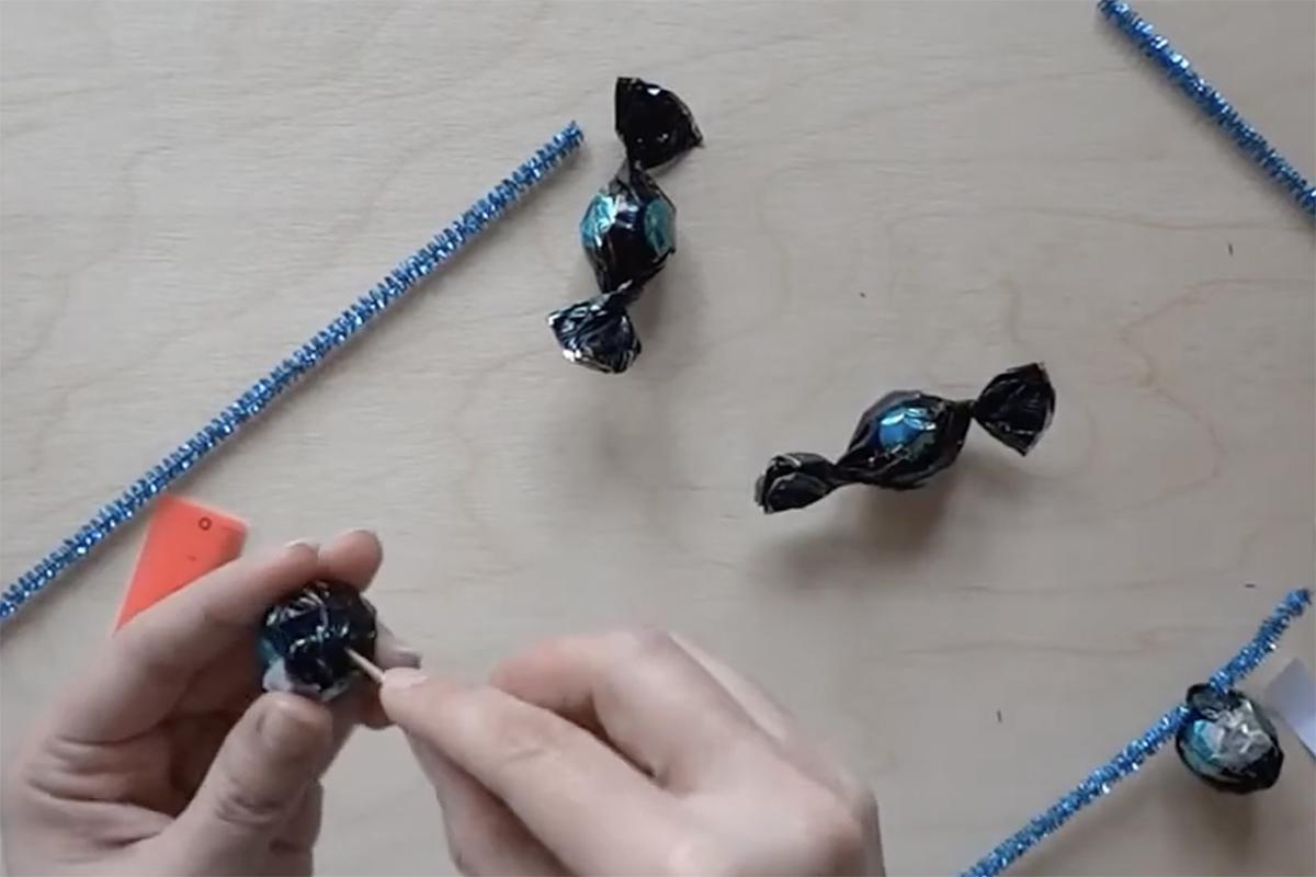 Как сделать новогоднюю гирлянду из конфет