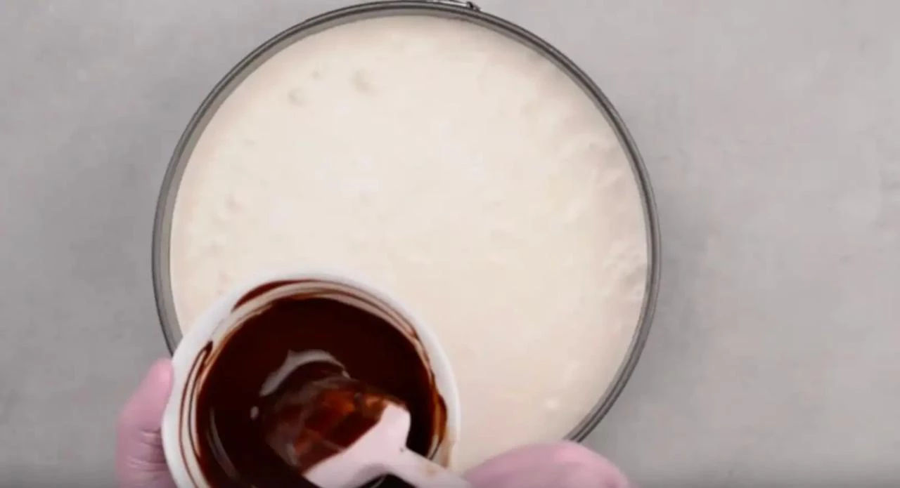 Растопите шоколад и масло