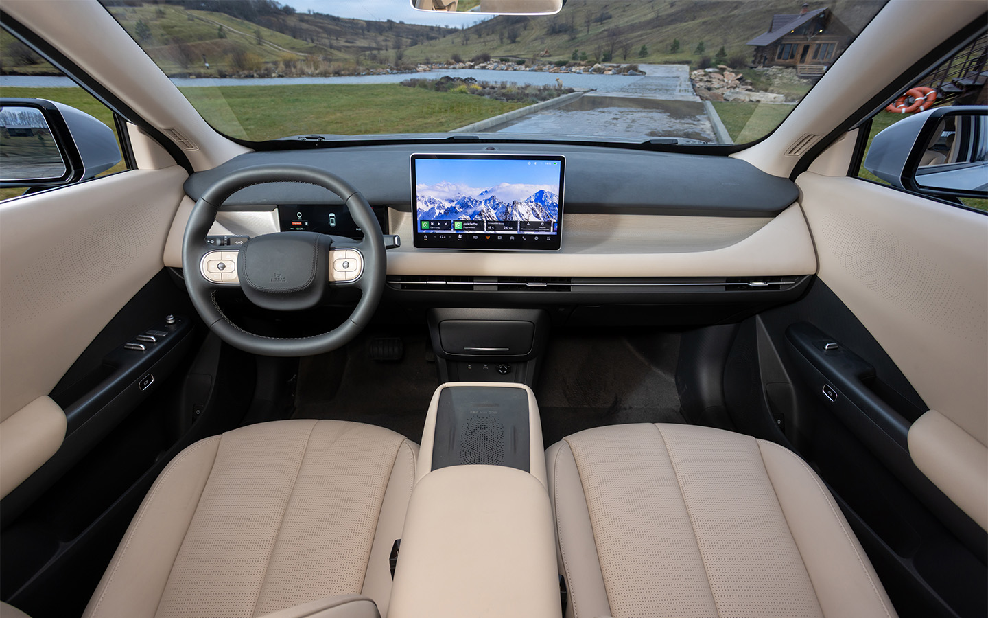 Благодаря грамотной и продуманной организации пространства салон нового&nbsp;Evolute i-Joy приятен глазу и воздушен. Бежевая и серая отделка (доступно два цветовых решения) выглядит современно и стильно