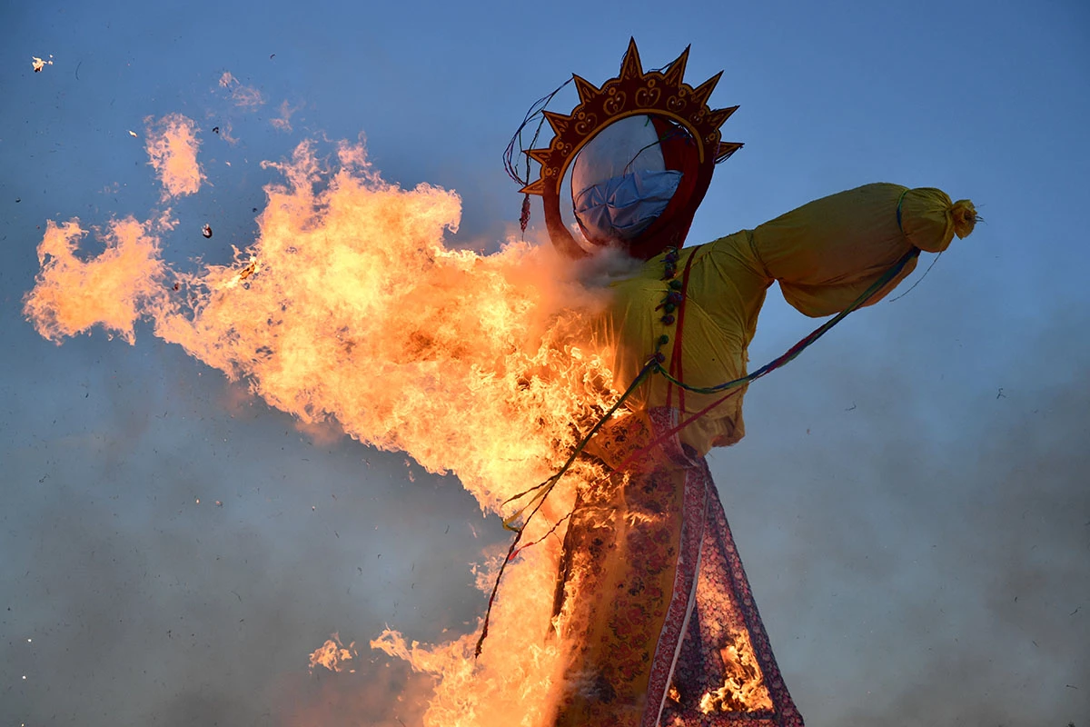 Сжигание чучела на Масленицу