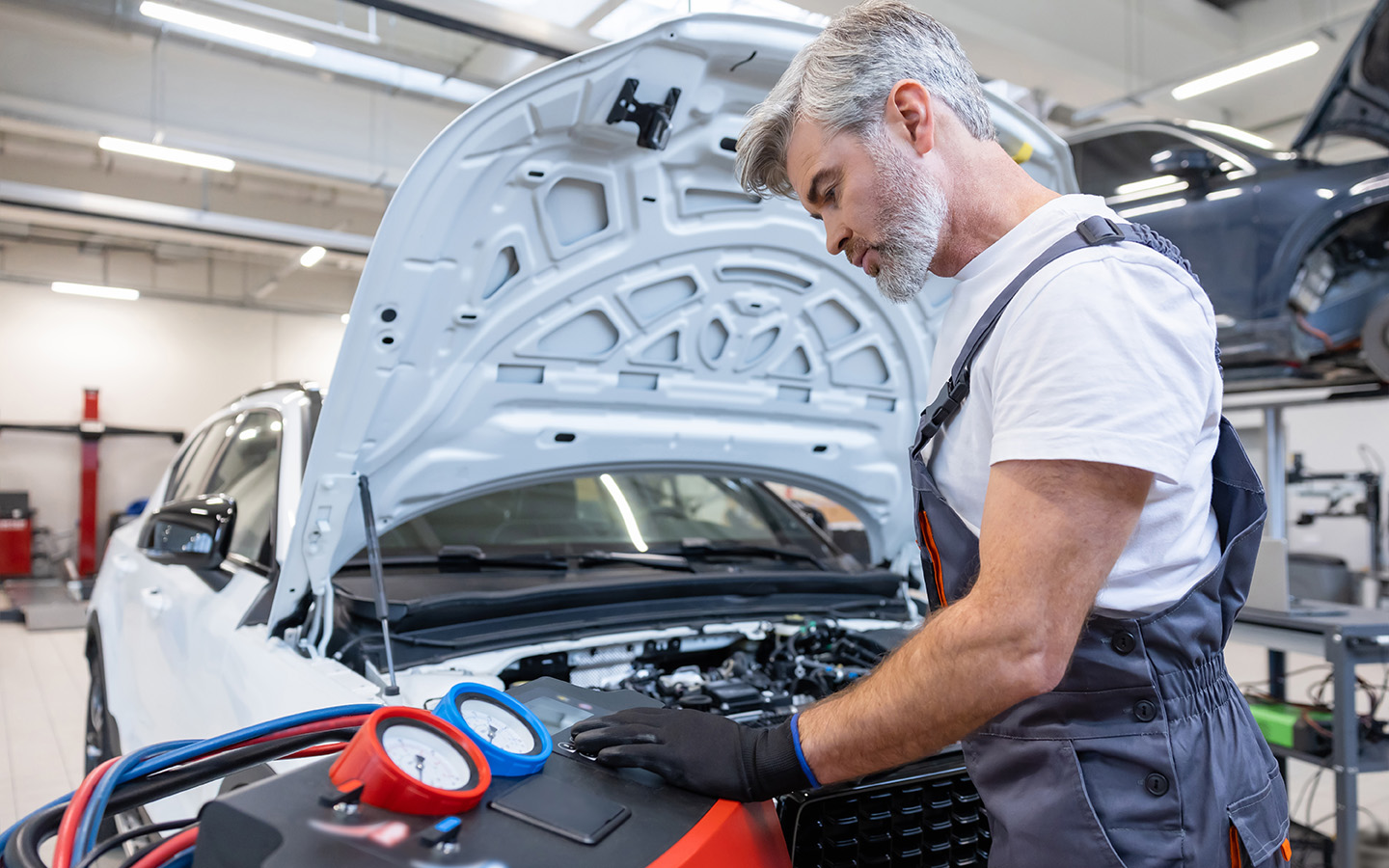 Самостоятельно устранить проблему практически невозможно. Точнее, можно заменить отдельные детали и узлы, но полностью восстановить систему получится только в сервисе