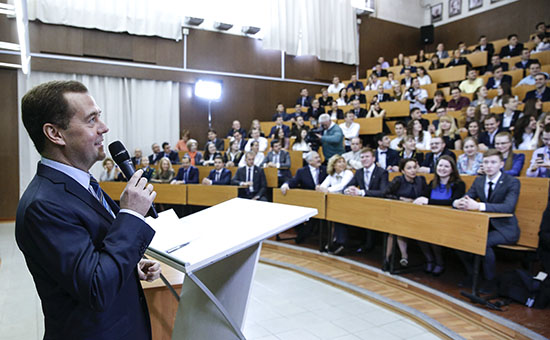 Премьер-министр России Дмитрий Медведев выступает на встрече со студентами Российского государственного университета нефти и газа имени И.М. Губкина
