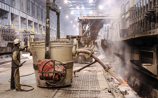 На линии розлива сплава алюминия в одном из цехов КрАЗ, входящего в состав ОАО «Русал»