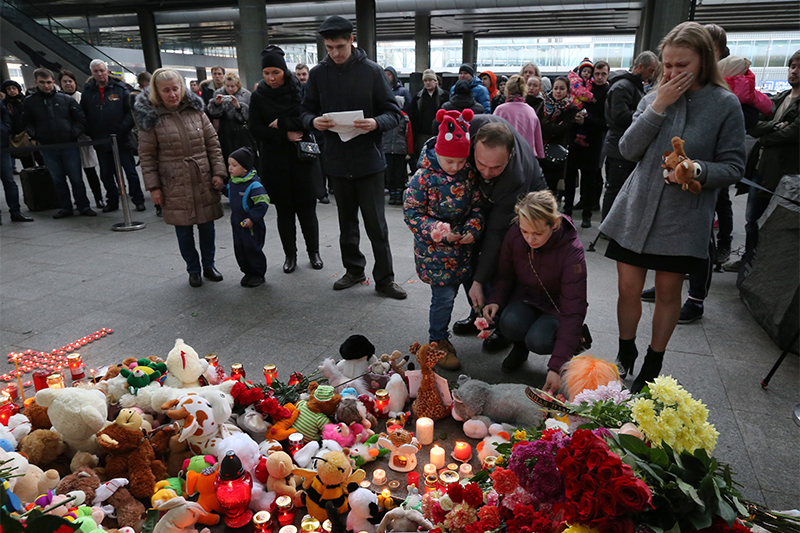 Цветы и&nbsp;свечи в&nbsp;зоне прилета аэропорта Пулково в&nbsp;память о&nbsp;жертвах авиакатастрофы самолета Airbus A321