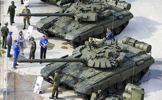 Посетители на&nbsp;выставке вооружений во&nbsp;время открытия Международного военно-технического форума &laquo;Армия-2015&raquo;