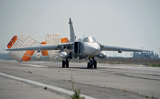 Российский бомбардировщик Су-24 на авиабазе Хмеймим&nbsp;в Сирии