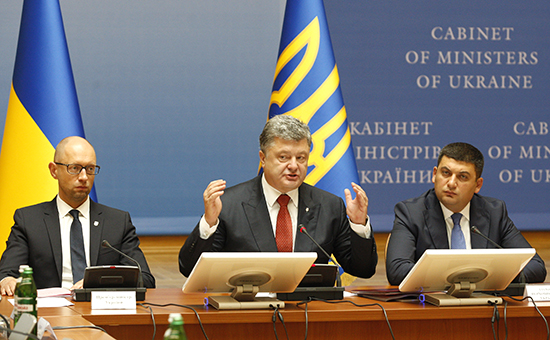 Президент Украины Петр Порошенко (в центре), премьер-министр Арсений Яценюк (слева) и&nbsp;​спикер парламента Владимир Гройсман
