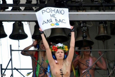 Активистки Femen разделись в киевской церкви