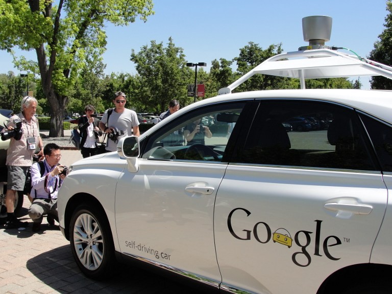 Google запускает производство самоуправляемых автомобилей