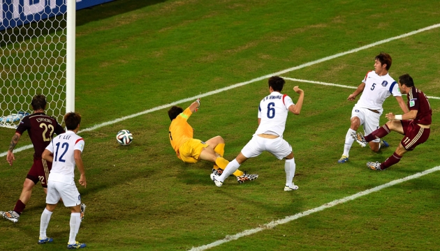 Александр Кержаков забивает гол в ворота сборной Южной Кореи и тем самым сравнивает счёт во время матча в группе H Россия - Южная Корея.17 июня, Куяба, Бразилия.