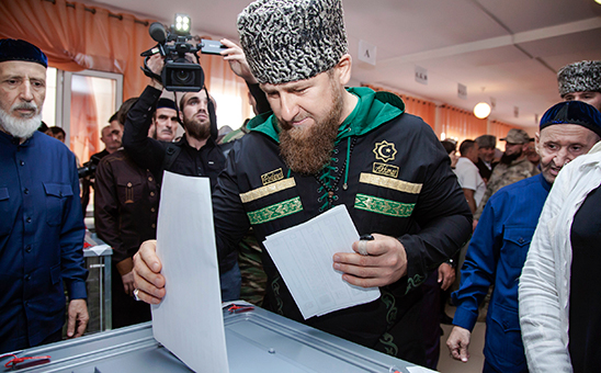 Временно исполняющий обязанности главы Чечни Рамзан Кадыров на&nbsp;одном из&nbsp;избирательных участков в&nbsp;селе Центорой в&nbsp;единый день голосования. 18 сентября 2016 года

