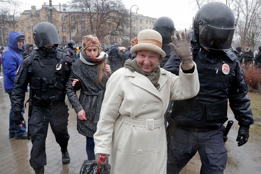 Сотрудники полиции задерживают участников акции в Санкт-Петербурге