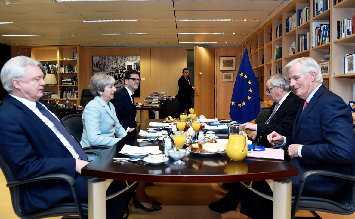 Госсекретарь по Brexit Дэвид Дэвис, Тереза Мэй, Жан-Клод Юнкер и главный переговорщик ЕС Мишель Барнье
