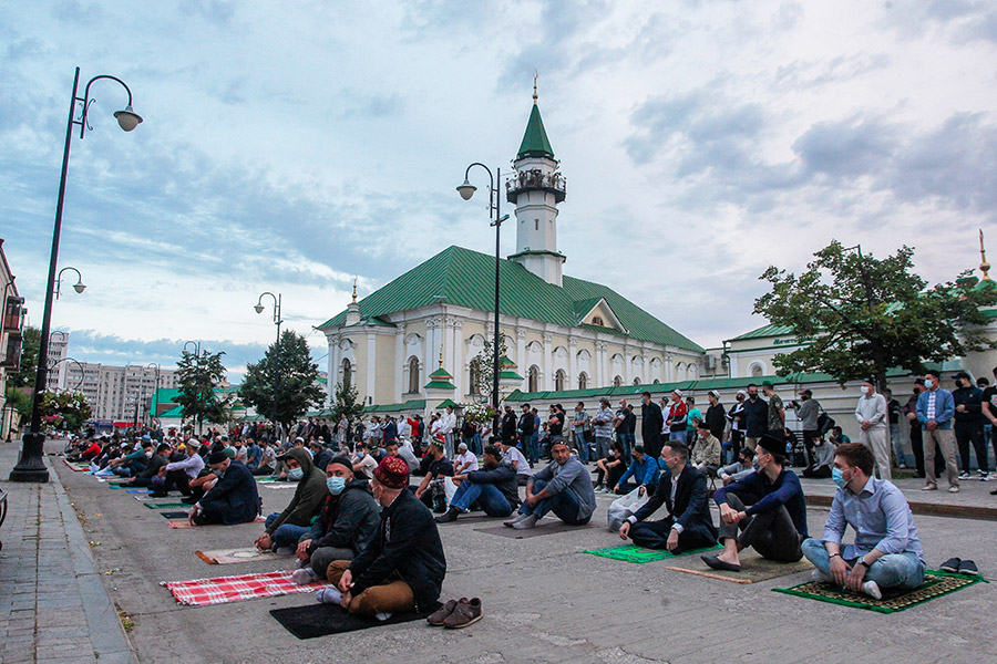 Мусульмане перед совершением намаза у мечети &laquo;Аль-Марджани&raquo; в Казани, Татарстан
