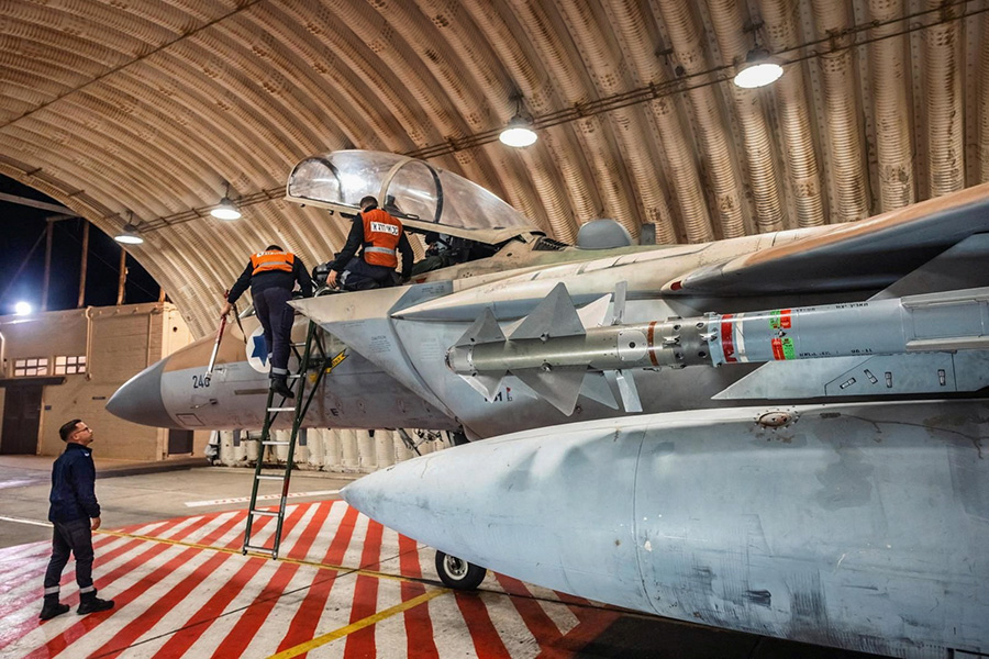 Технические службы работают в ангаре с истребителем F-15 Eagle ВВС Израиля. Такие самолеты выполняли задания по перехвату иранских ракет и беспилотников.