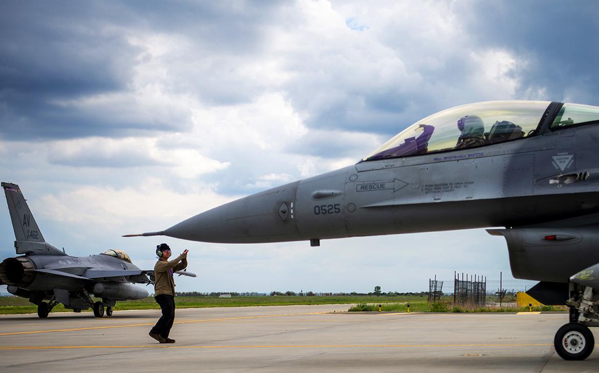 Румыния решила оплатить обучение украинских пилотов на F-16
