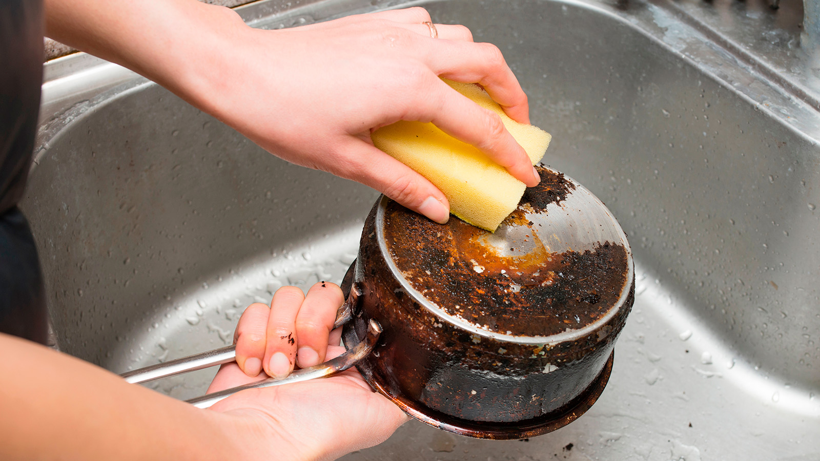 Любые пригоревшие пятна и нагар проще всего удалить, когда они только появились