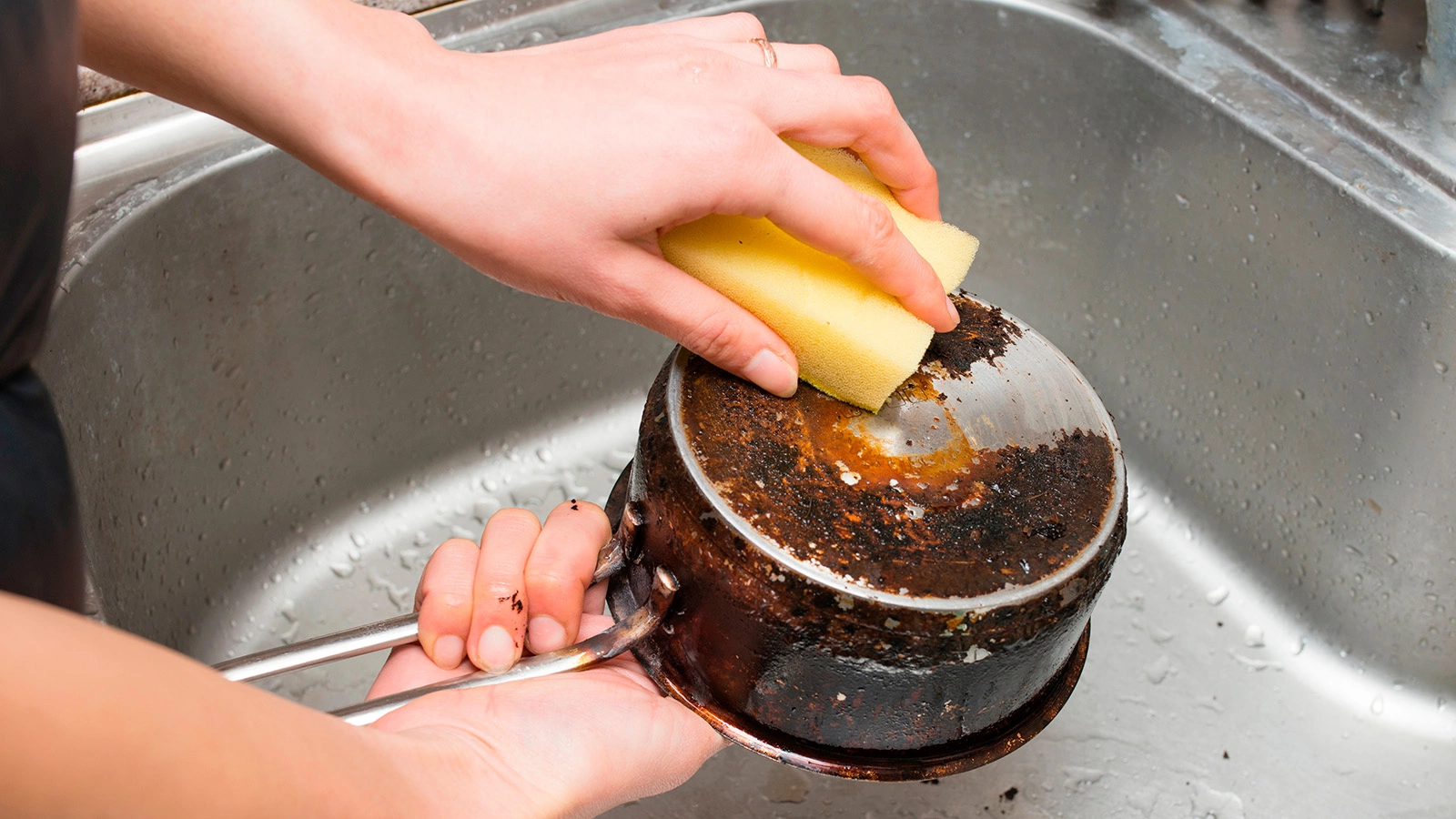 Любые пригоревшие пятна и нагар проще всего удалить, когда они только появились