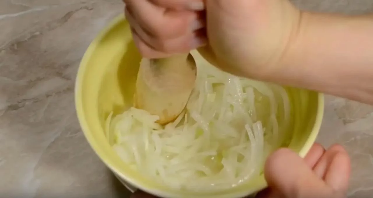 Замаринуйте лук в уксусе