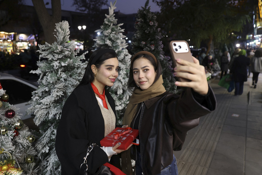 Девушки в канун Рождества на улице Тегерана.