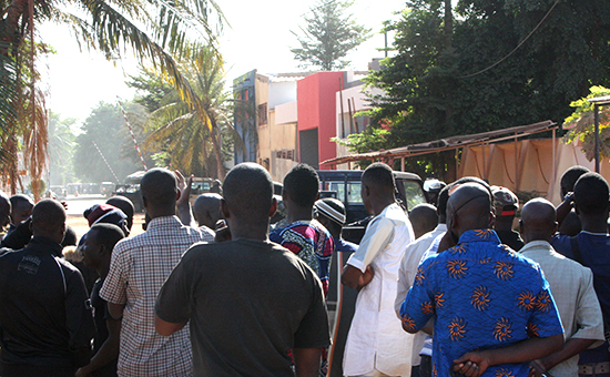 Жители города Бамако (Мали) у отеля Radisson Blu