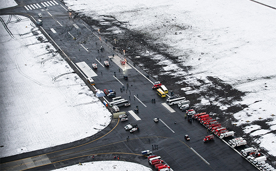 Вид на взлетно-посадочную полосу аэропорта, где при посадке разбился пассажирский самолет Boeing 737-800 авиакомпании flydubai


