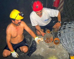На шахту в Чили доставлена первая спасательная капсула