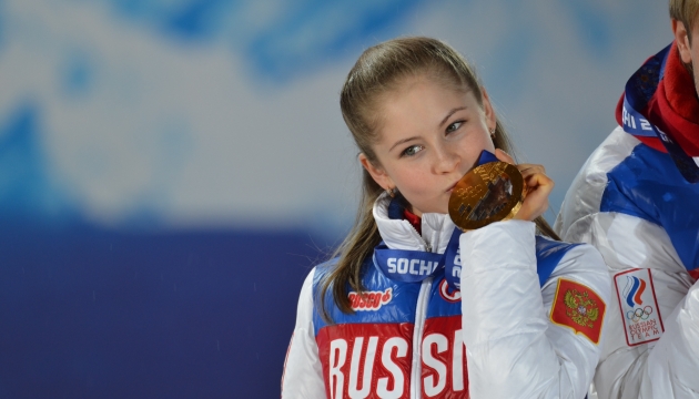 15-летняя Липницкая целует медаль, свою первую золотую олимпийскую награду.