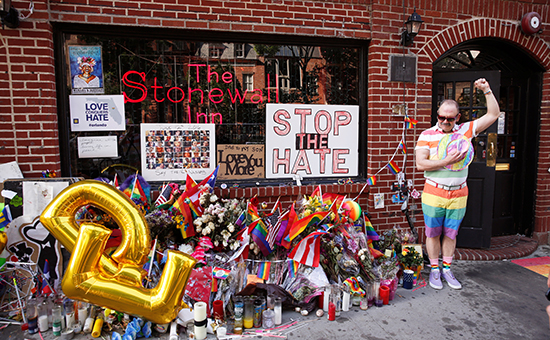 Бар Stonewall Inn в&nbsp;районе Гринвич-Виллидж, Нью-Йорк







