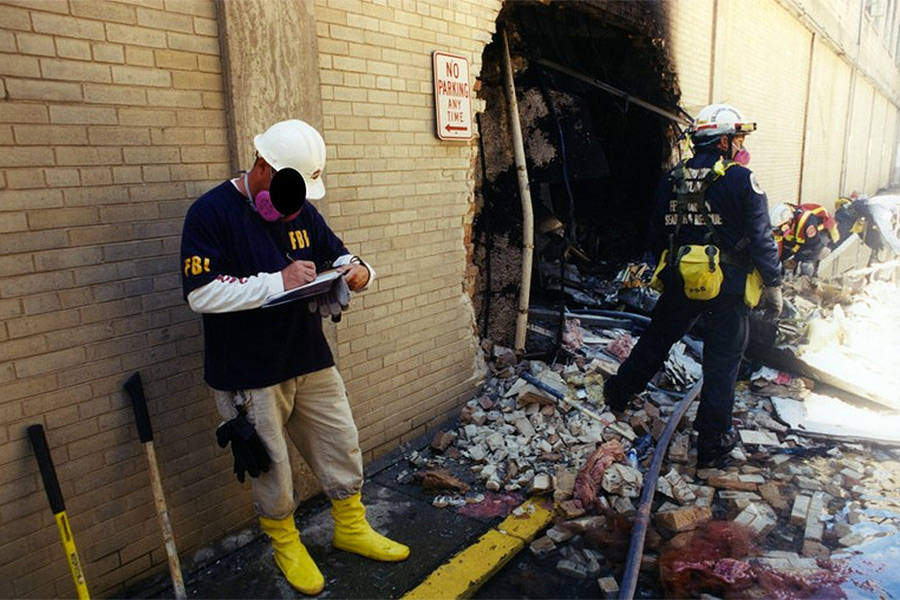 Спасатели у здания Пентагона 11 сентября 2001 года