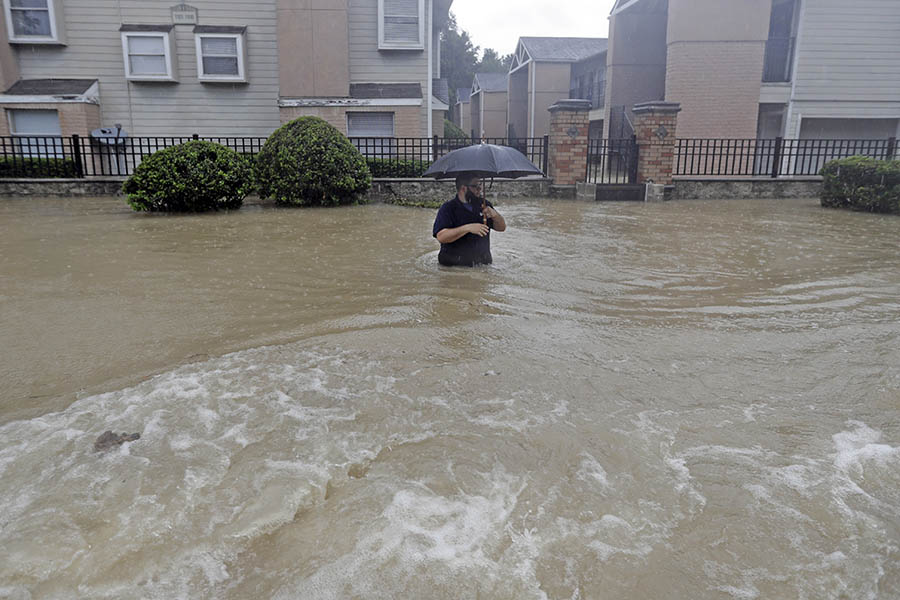 По последним данным, которые приводит газета The New York Times, жертвами наводнений, которые вызвал ураган в Техасе, стали 30 человек
