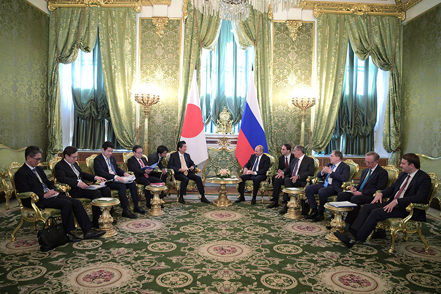 Владимир Путин и Синдзо Абэ (в центре)