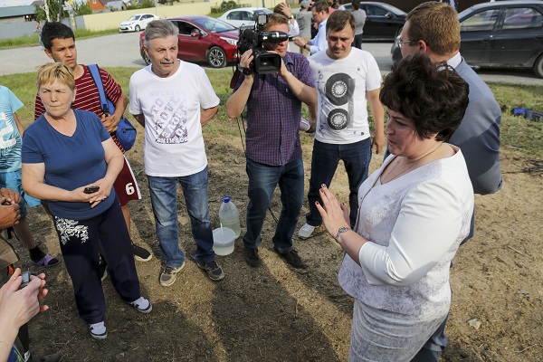 Глава Тюменского района Светлана Иванова (стоит боком) общается с жителями села Каскара