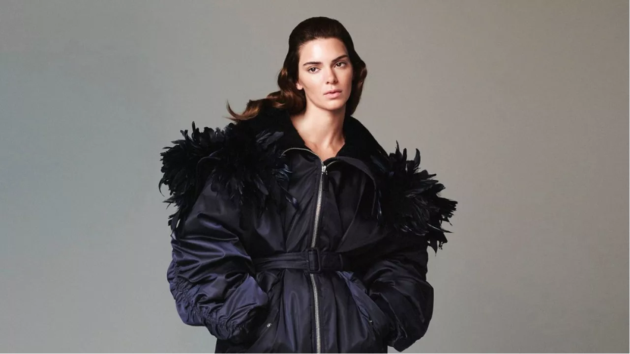 <p>Кендалл Дженнер в куртке-бомбере из коллекции&nbsp;Prada, осень-зима 2022/2023</p>