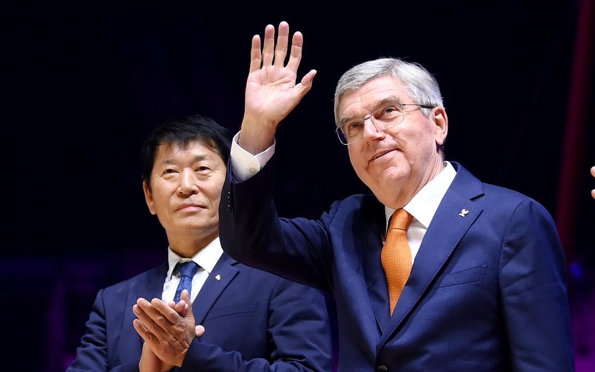 Моринари Ватанабэ и глава МОК Томас Бах (слева направо)