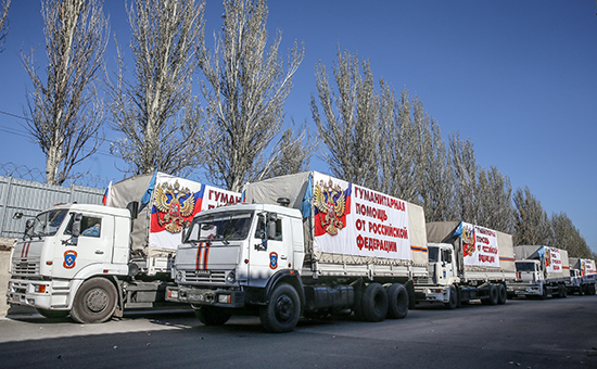 Грузовики конвоя МЧС России с гуманитарной помощью для жителей юго-востока Украины