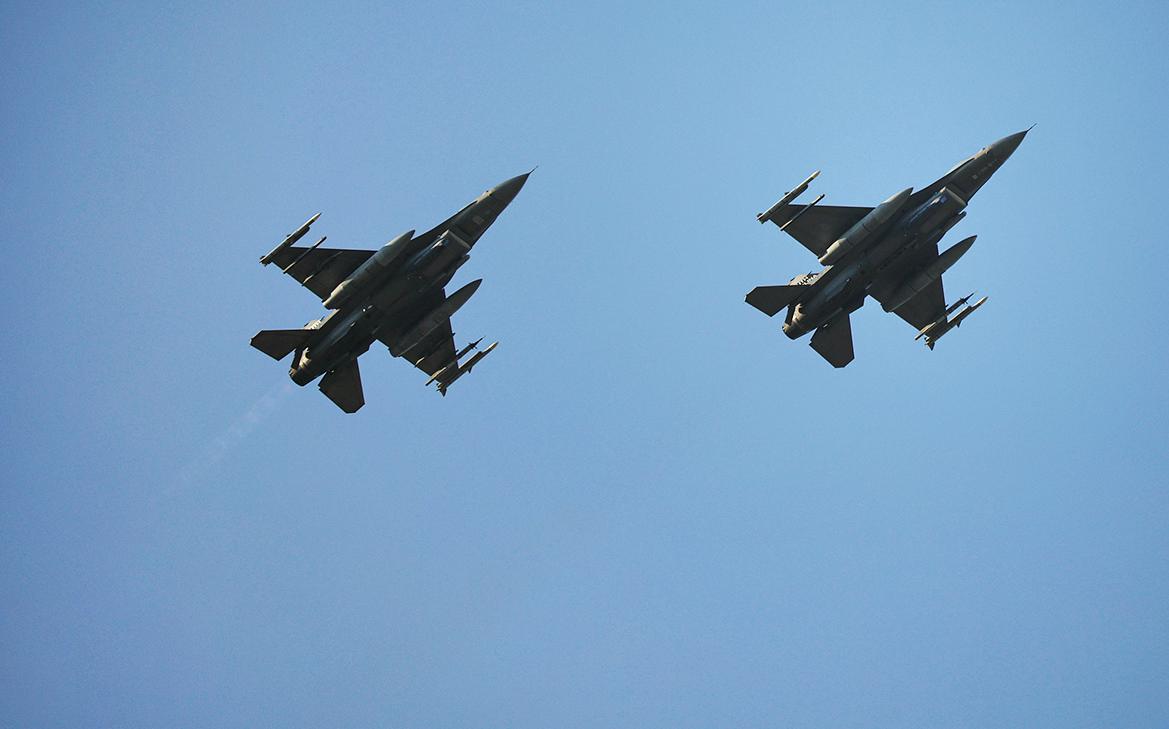 Глава Пентагона раскрыл сроки прибытия эскадрильи F-16 на Украину