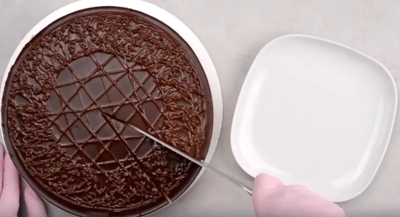 Залейте торт глазурью