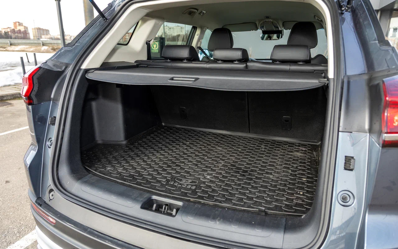 Belgee X70 уже с завода идет со штатной рулонной шторкой в багажнике — докупать не придется