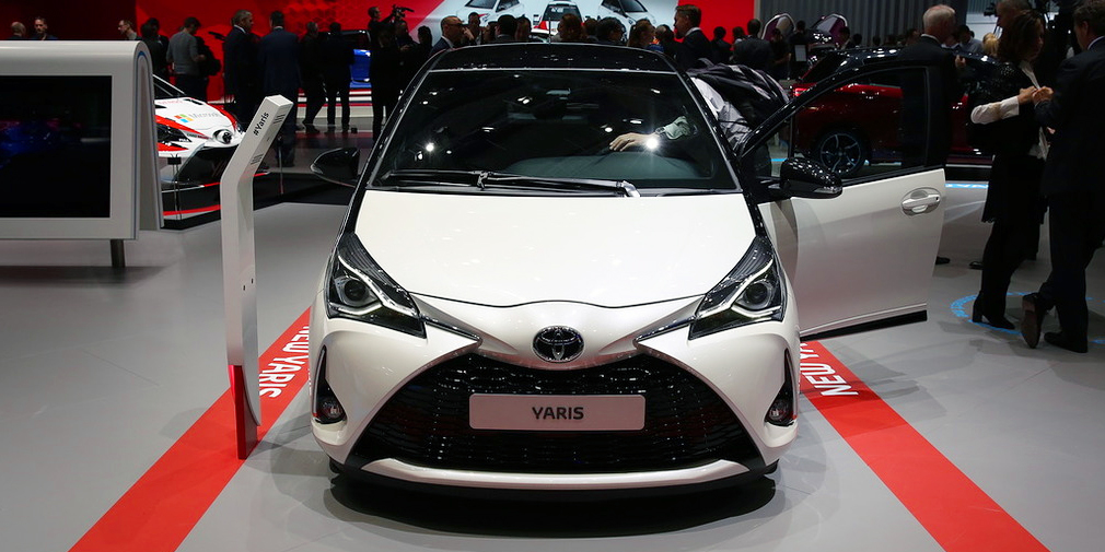 Обновленный хэтчбек Toyota Yaris получил более 900 новых деталей. От прежней версии остался только базовый трехцилиндровый силовой агрегат мощностью 69 л.с. и гибридная версия, а дизель для этой модели больше не предлагают. Новый турбомотор 1,5 л развивает 110 л.с. и в некоторых режимах ради экономии может работать по циклу Аткинсона. В базовой версии Yaris оснащен комплексом Toyota Safety Sense, умеющим самостоятельно тормозить, переключать дальний свет и следить за разметкой.