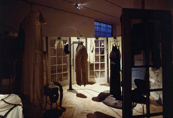 Луиза Буржуа, инсталляция &laquo;Келья&raquo; (&laquo;Одежда&raquo;), 1996